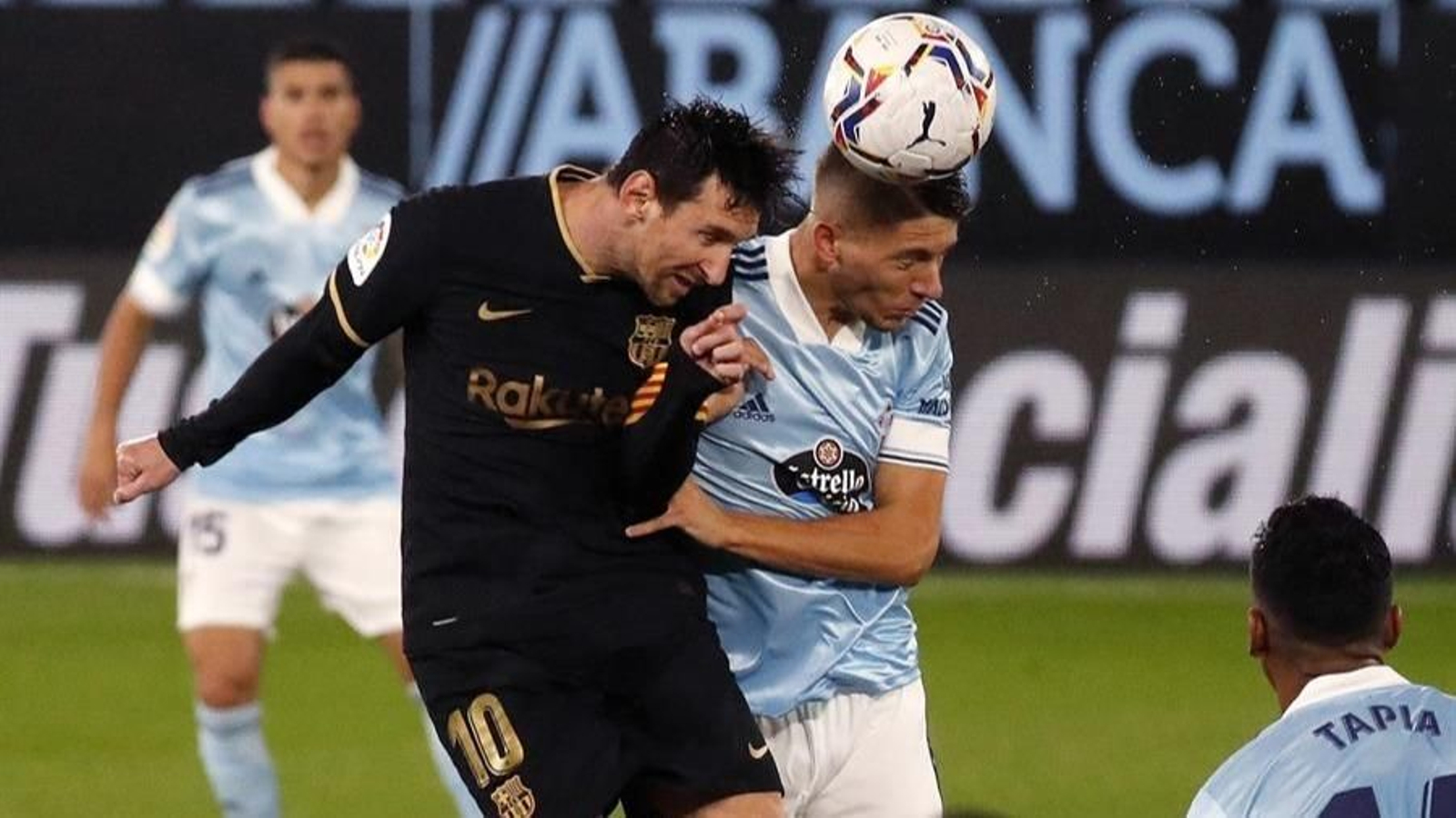 El defensa del Celta de Vigo, José Fontán (d), disputa un balón ante el delantero argentino del Barcelona, Leo Messi (i)