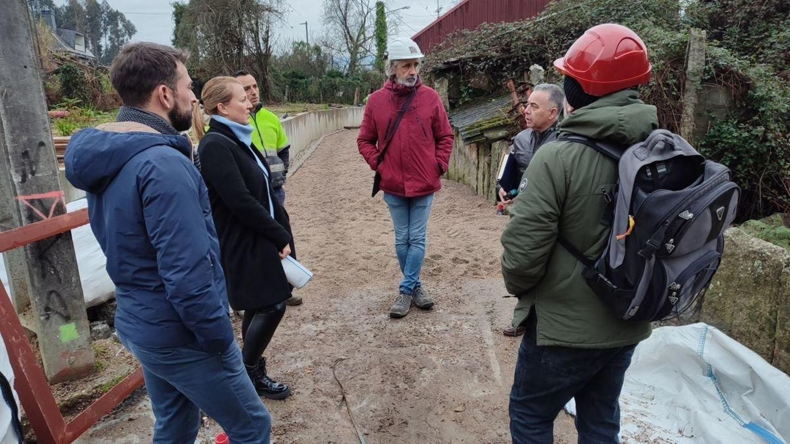 La alcaldesa, Loli Castiñeira y el concejal, Marcos Troncoso, supervisando las obras en el Careiro do Rollo.