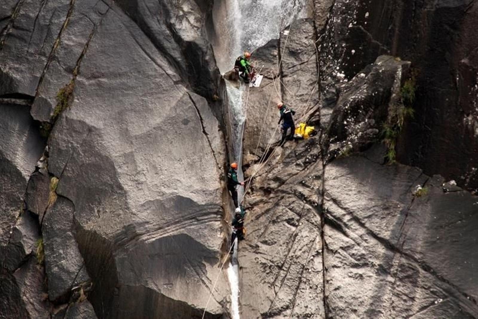 Efectivos de la Guardia Civil en la cascada de 'A Corga da Fecha' (Lobios)