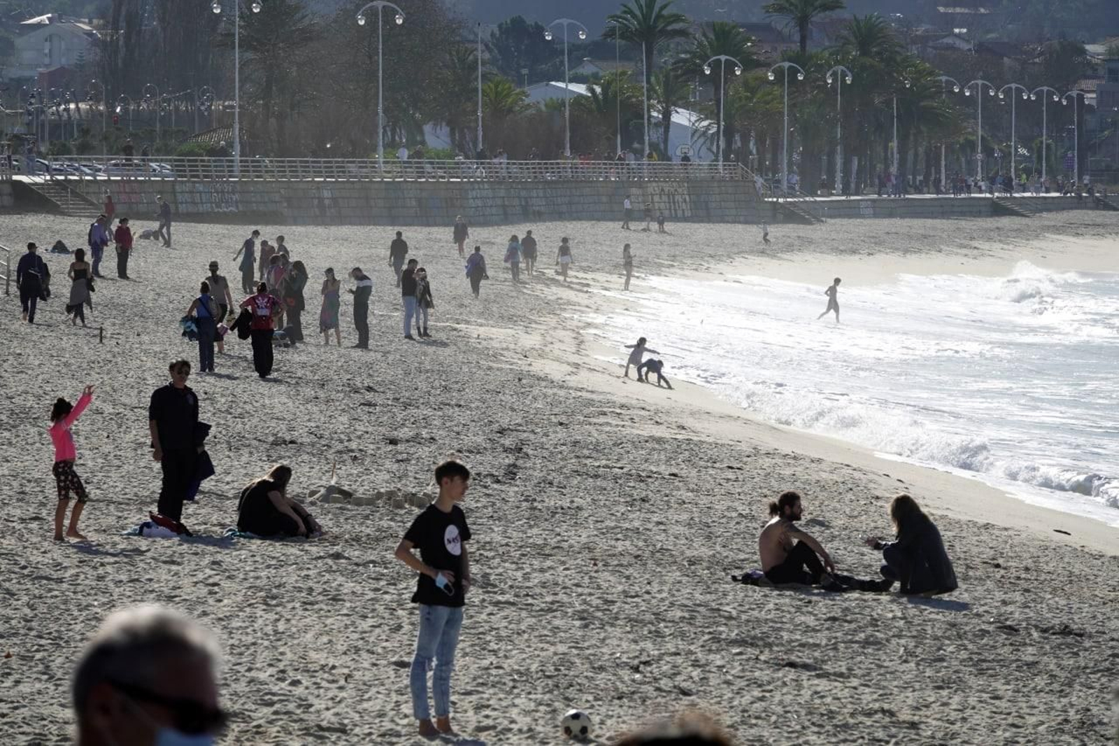 Fin de año con tiempo de verano en Vigo. Playa de Samil. // Vicente Alonso