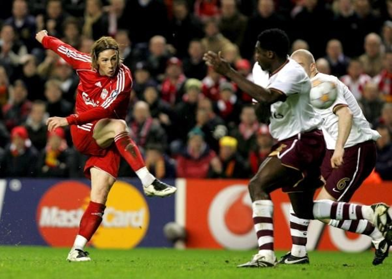 Torres a punto de marcar un tanto.