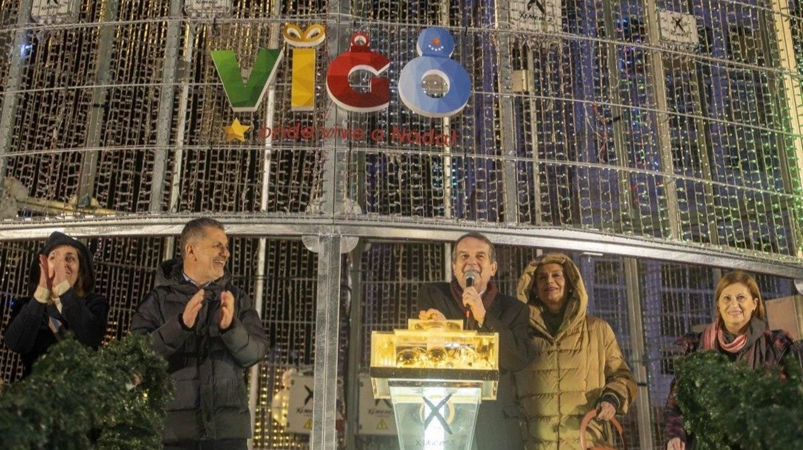 El alcalde, Abel Caballero, acompañado de sus concejales procedió al apagado de luces en Porta do Sol.