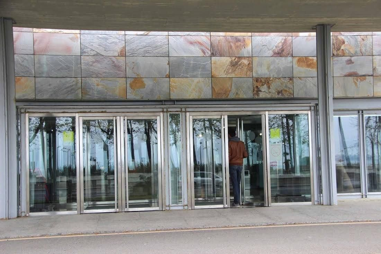 Un visitante entrando en el Verbum