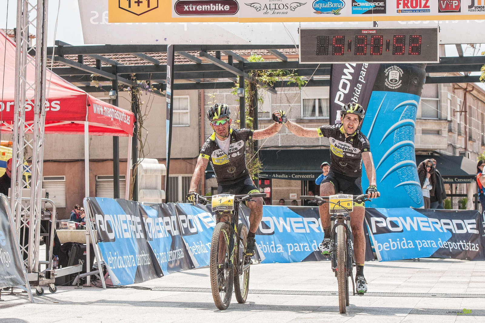 Javier Busto y Alberto Túñez cruzan la meta en Tomiño.