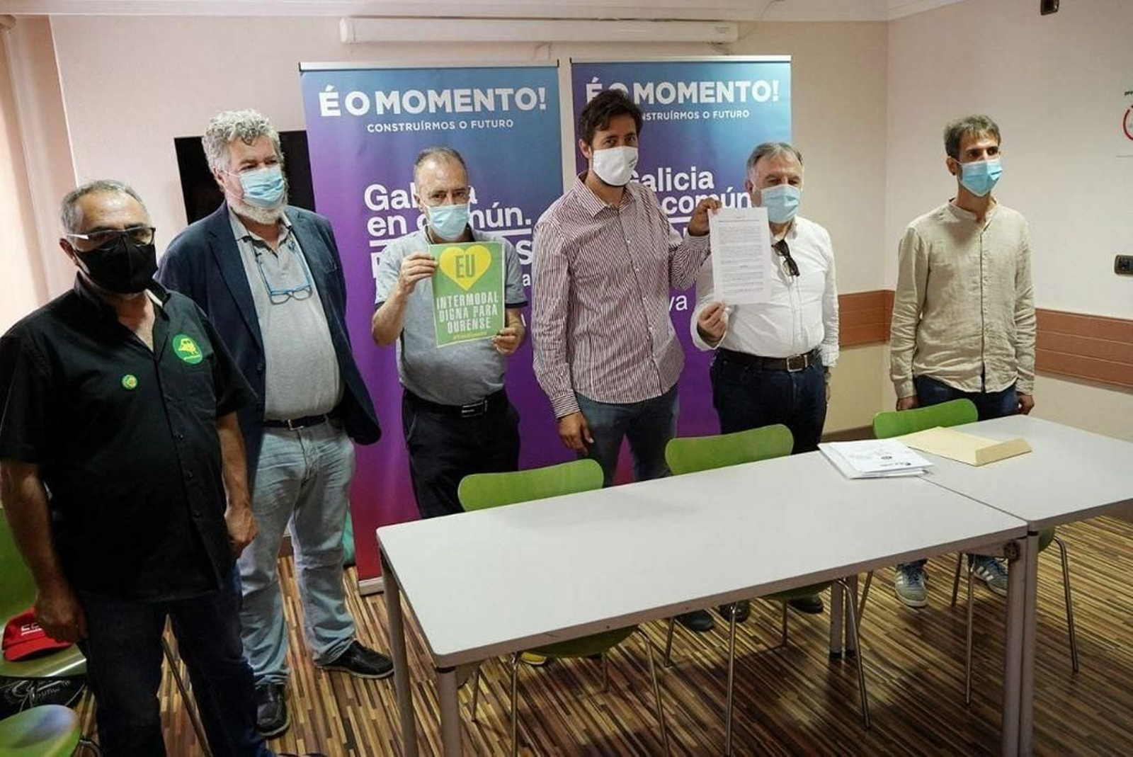 El candidato Antón Gómez-Reino (4i.), firmó el manifiesto con representantes de la plataforma.