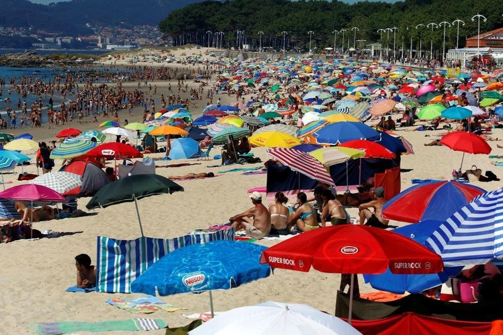 La playa de Samil, de nuevo, con lleno absoluto, en la estampa más habitual en lo que va de verano.