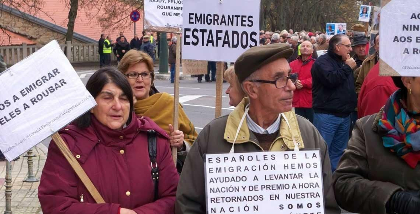 Emigrantes retornados durante su manifestación por las calles de Ourense.