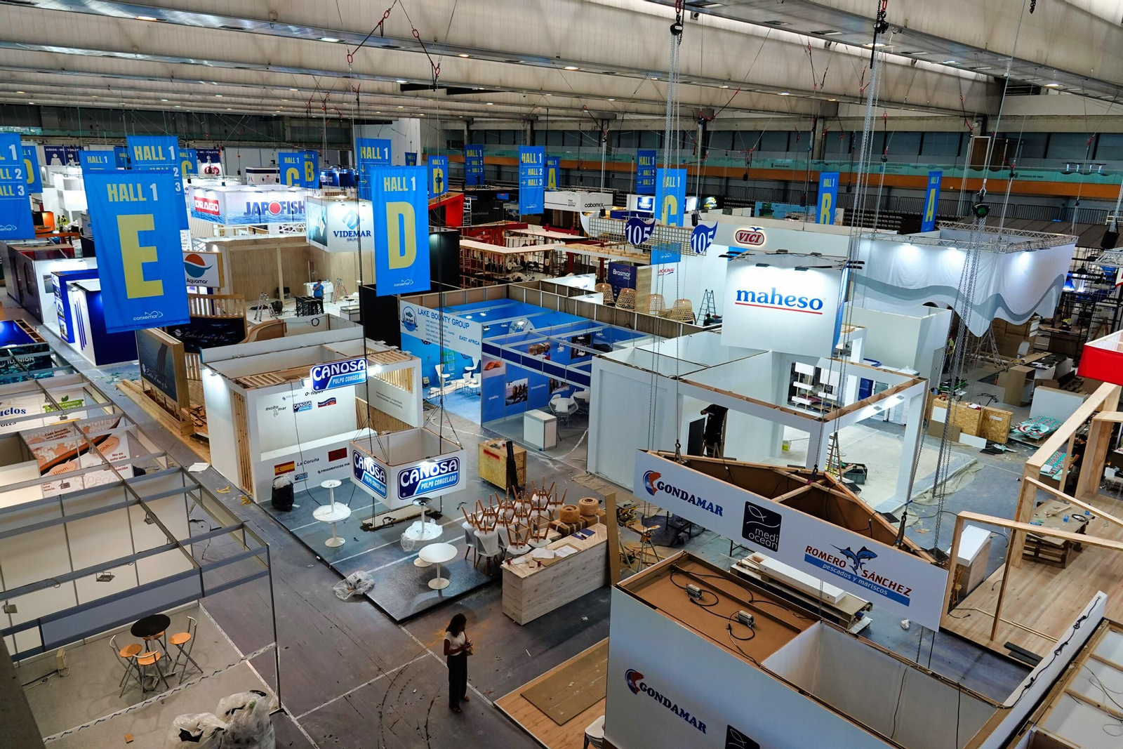 Montaje de la feria de Conxemar en el Ifevi.