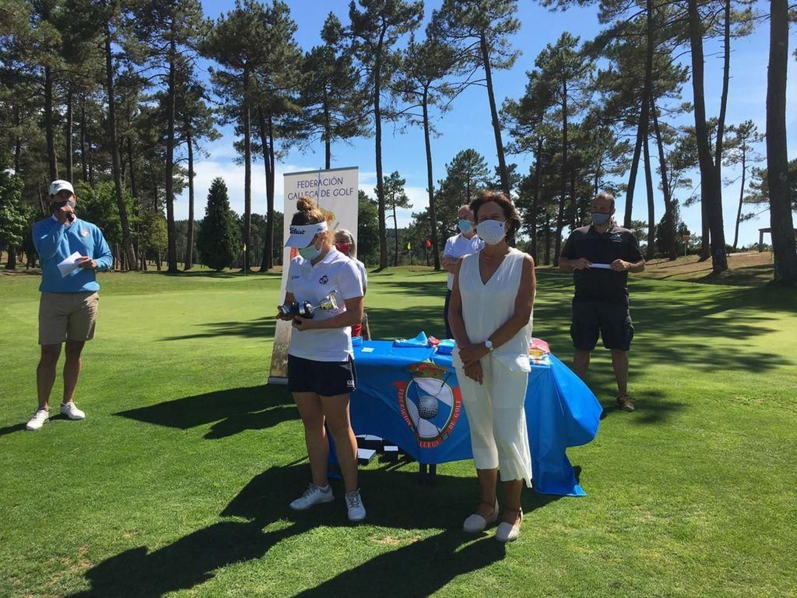 Marta García contempla el trofeo de campeona de Galicia.