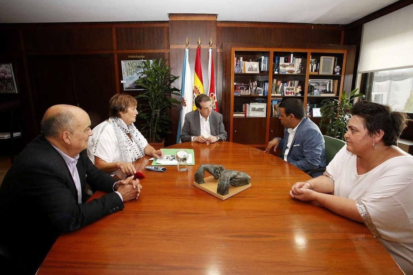 Miembros de la Sociedad de Solidaridad con el Sahara, ayer con el alcalde.