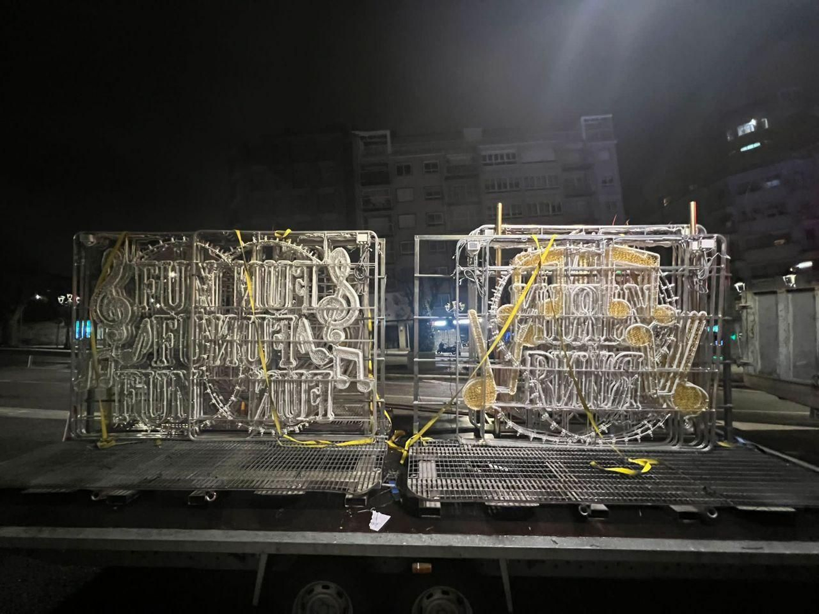 Así se transportan las luces de la Navidad de Vigo con seguridad.