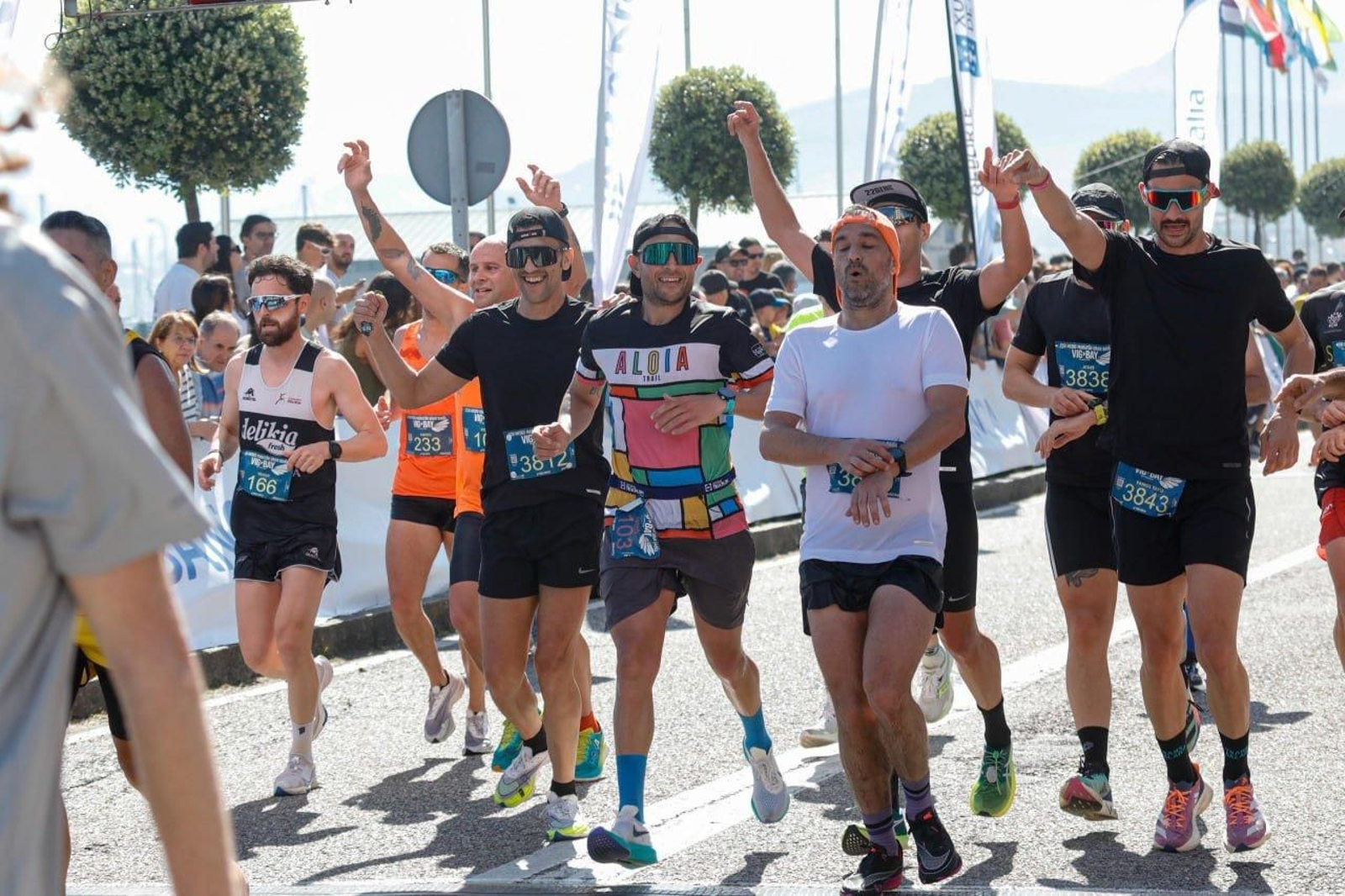 Llegada a la meta de los participantes en la Vig-Bay 2024.