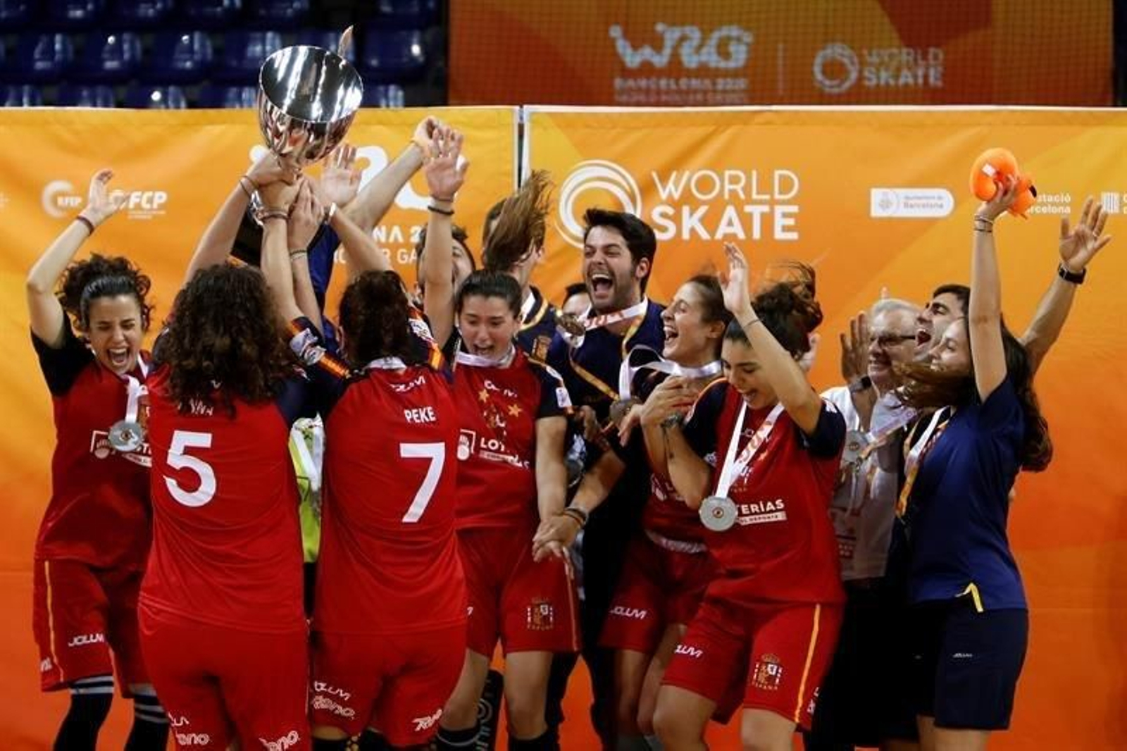 Las jugadoras de la selección española femenina de hockey patines festejan su triunfo con la copa
