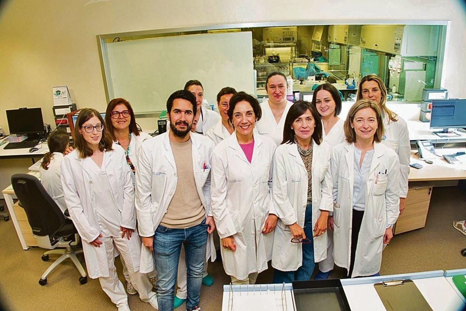 De derecha a izquierda, Natividad Lago, Eva Campelo, Noemí Martínez y Luis Otero, con parte del equipo de Farmacia hospitalaria.