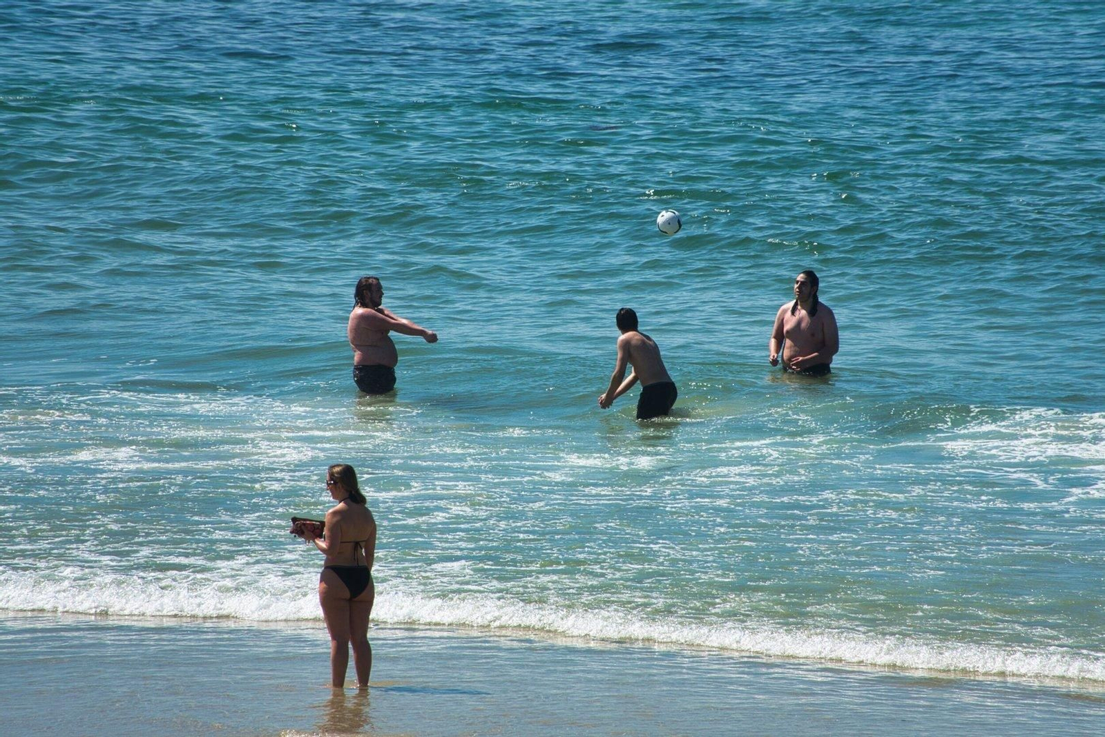 Gente bañándose en Samil.