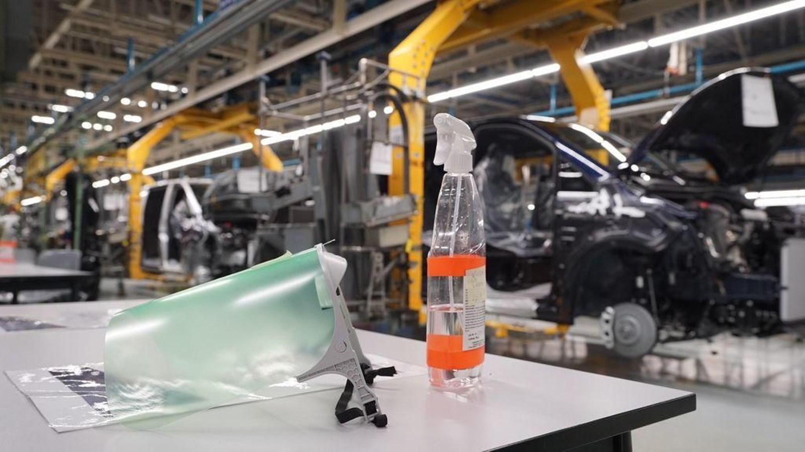 Las medidas de protección para los trabajadores de la planta de fabricación de Mercedes-Benz en Vitoria.