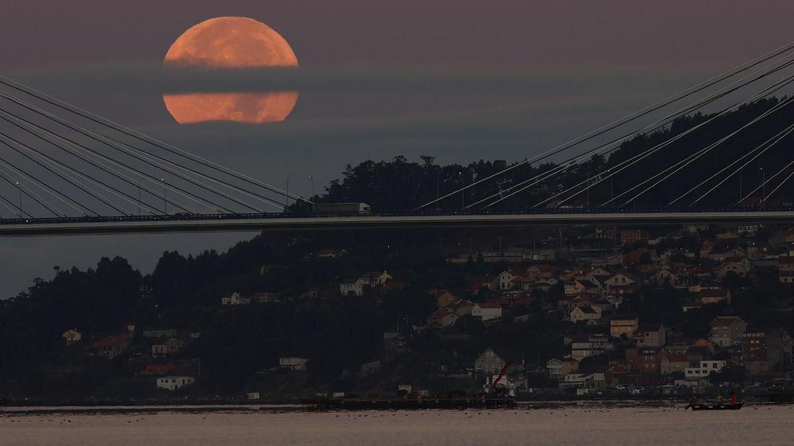 La superluna invadió anoche la ría de Vigo. // Alberte