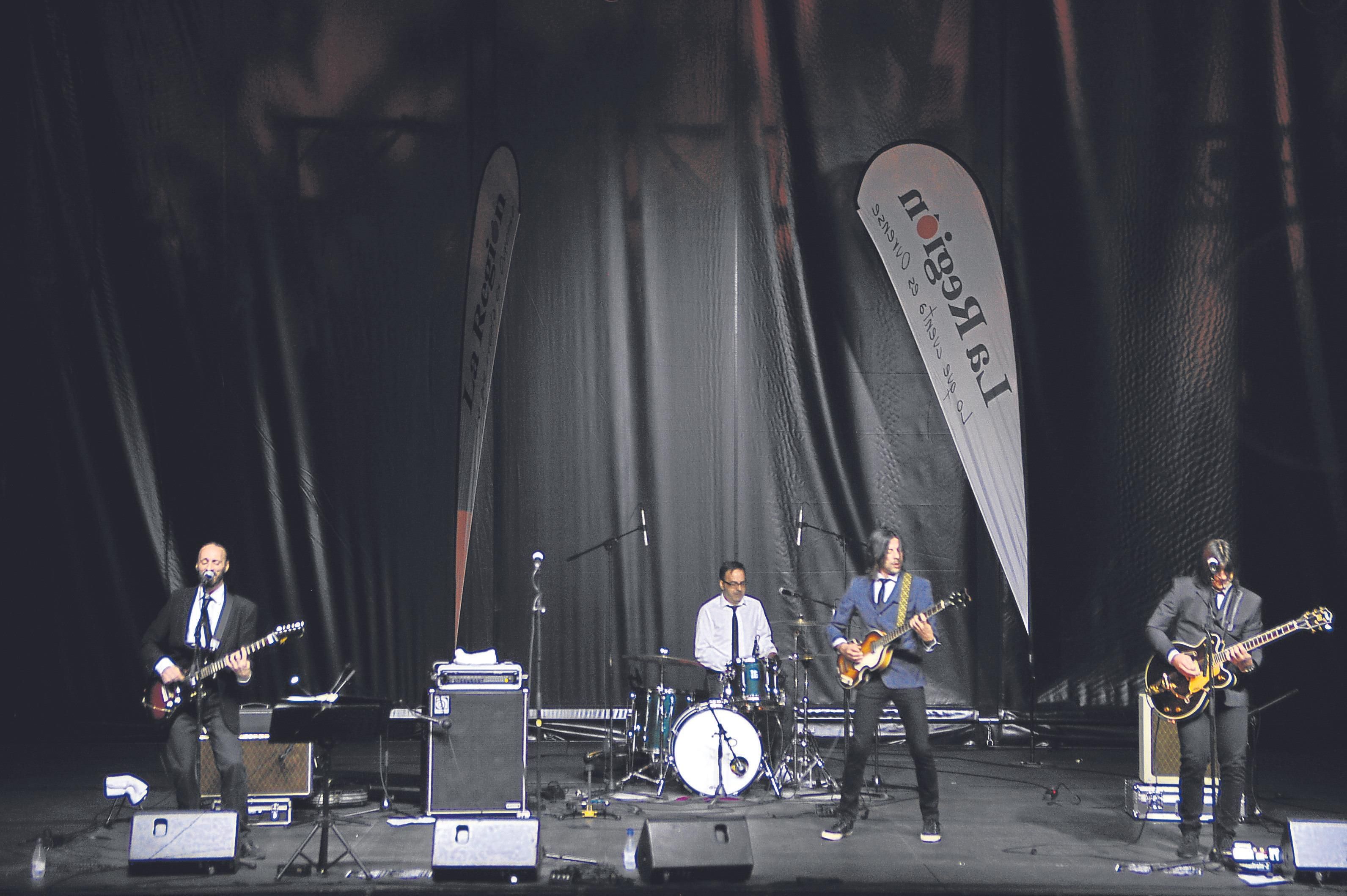 Los vigueses The Hendersons versionaron varios clásicos de la discografía de The Beatles en la Praza Maior de Carballiño.