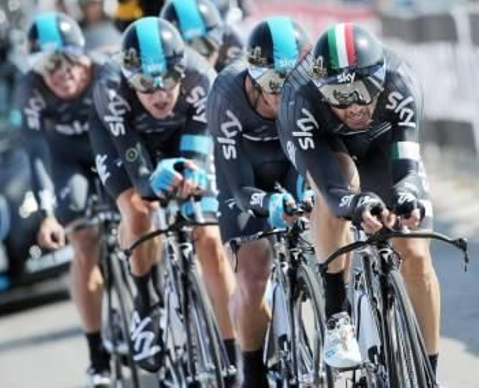 Los corredores del equipo Sky, durante la contrarreloj. (Foto: D. DAL ZENNARO)