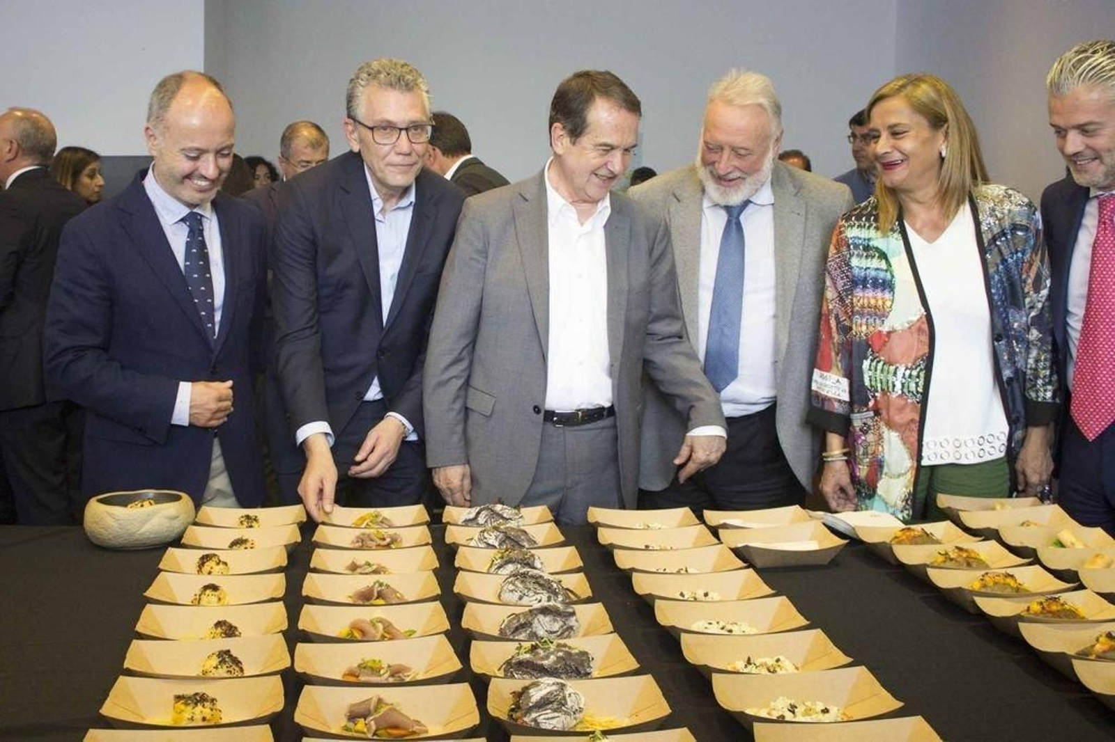 David Regades, Javier Touza, Abel Caballero, Enrique López Veiga y Carmela Silva degustando algunas tapas.