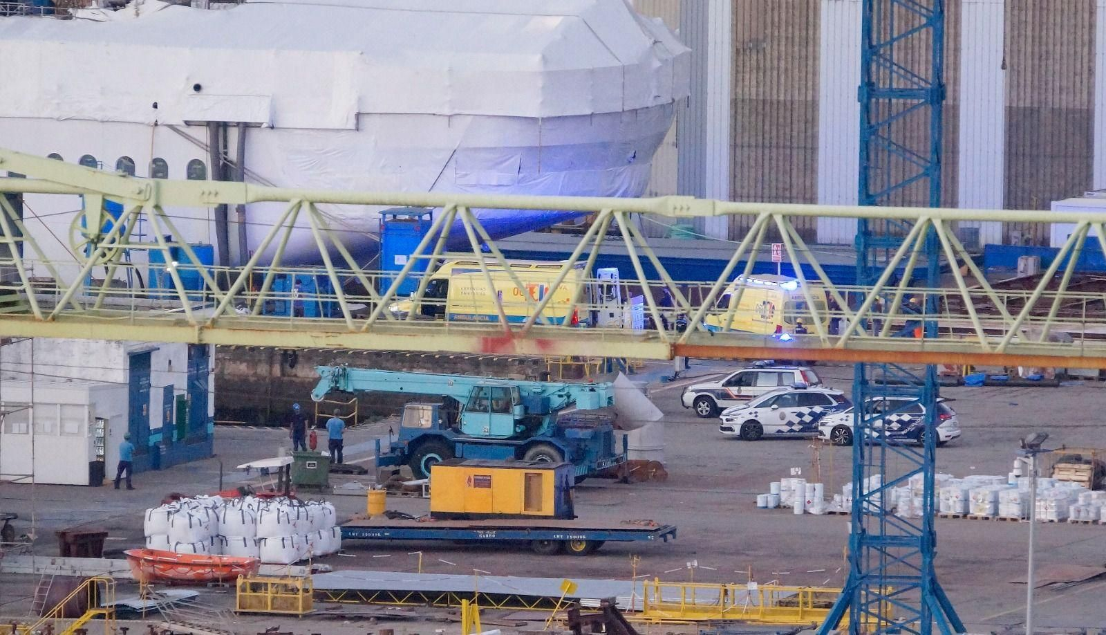 Dispositivo policial, ayer, en el lugar del accidente.
