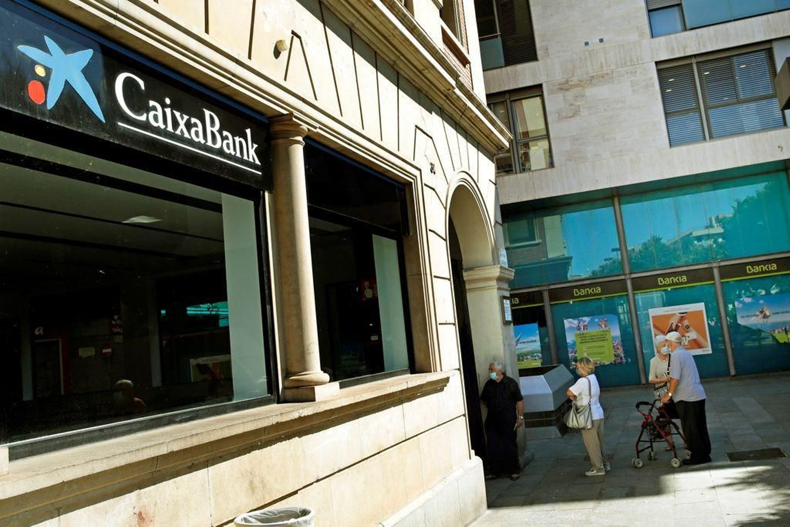 Exterior de dos sucursales de CaixaBank y Bankia en la localidad barcelonesa de Hospitalet.