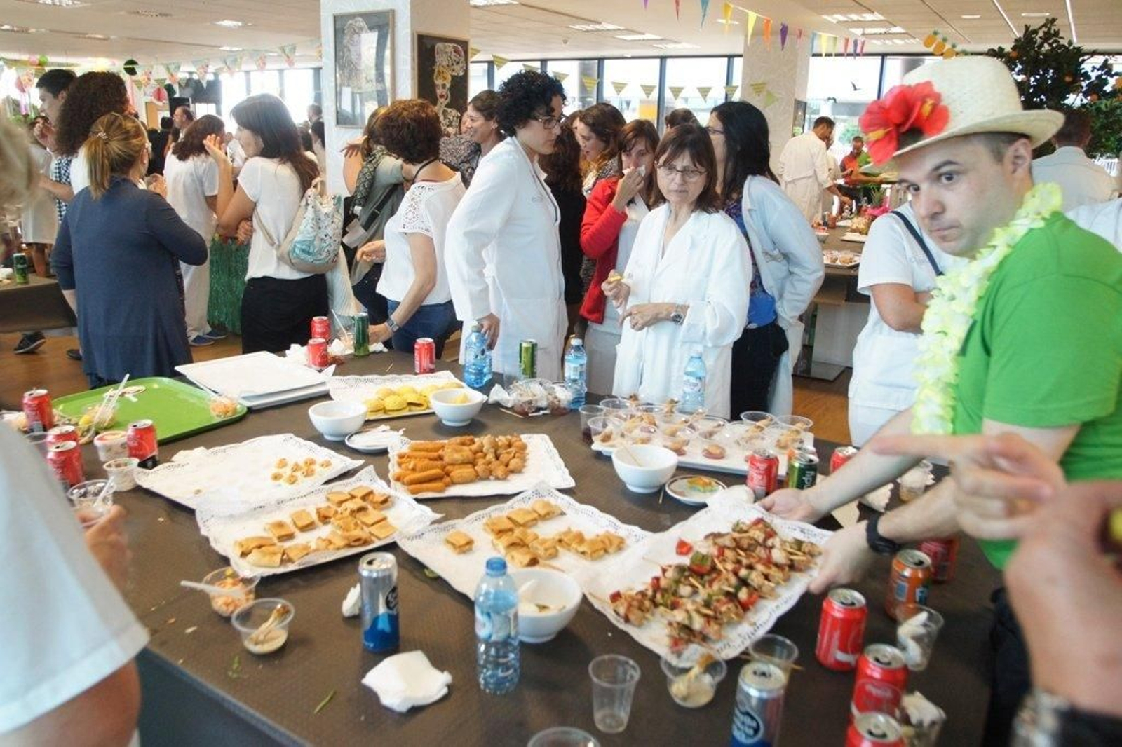 Fiesta hawaiana en el hospital Alvaro Cunqueiro Foto  Vicente Alonso 26