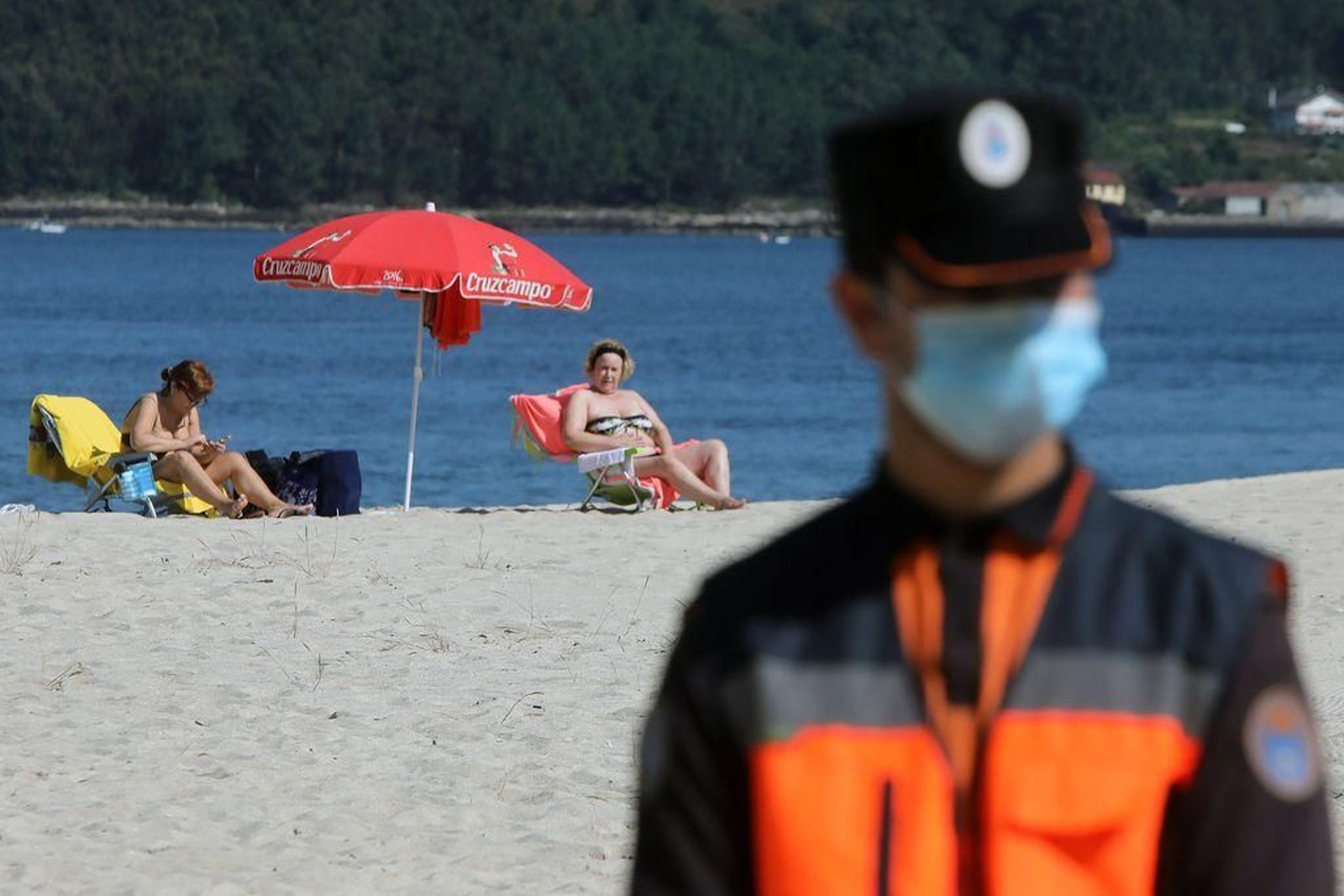 Un miembro de Protección Civil controla una playa de A Coruña.