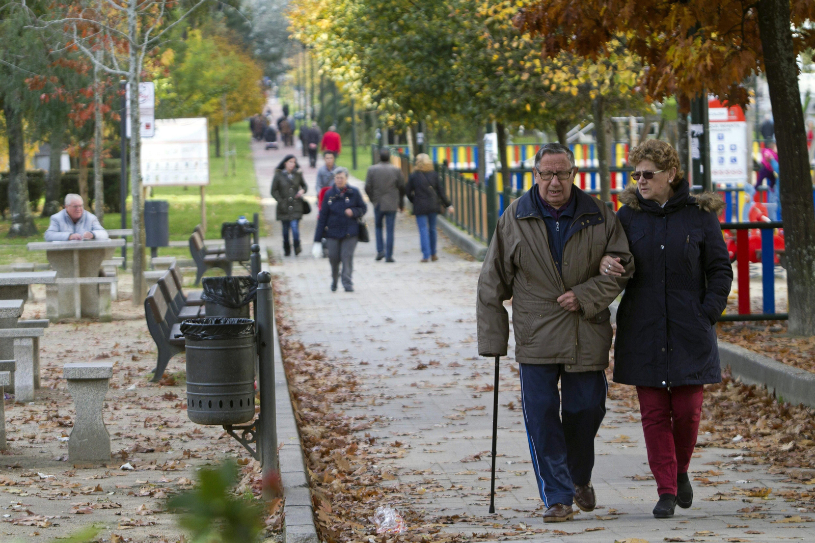 Una pareja de jubilados pasea por un parque de la ciudad de Vigo.