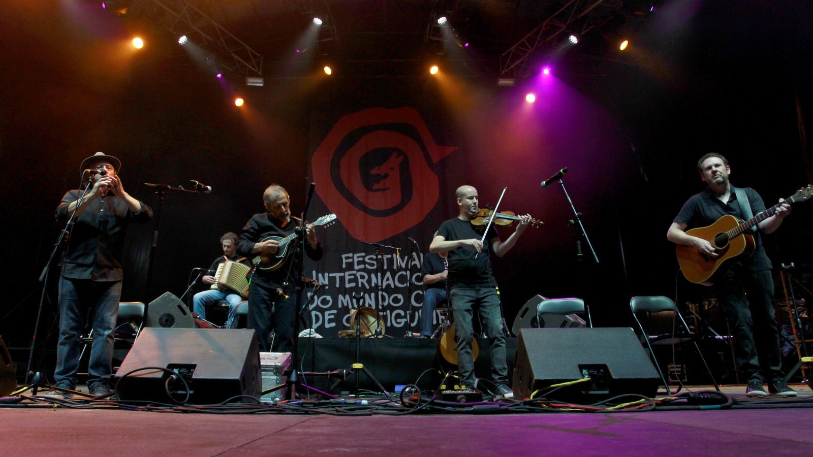 Milladoiro, en plena actuación; un clásico en el Festival de Ortigueira.
