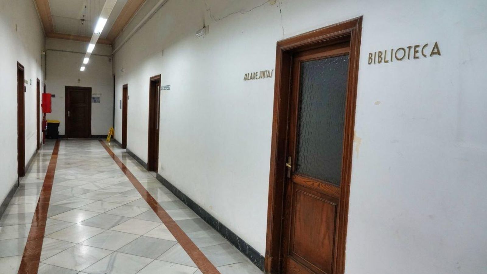 Así es el interior de la Aduana, con letreros de los años 60.