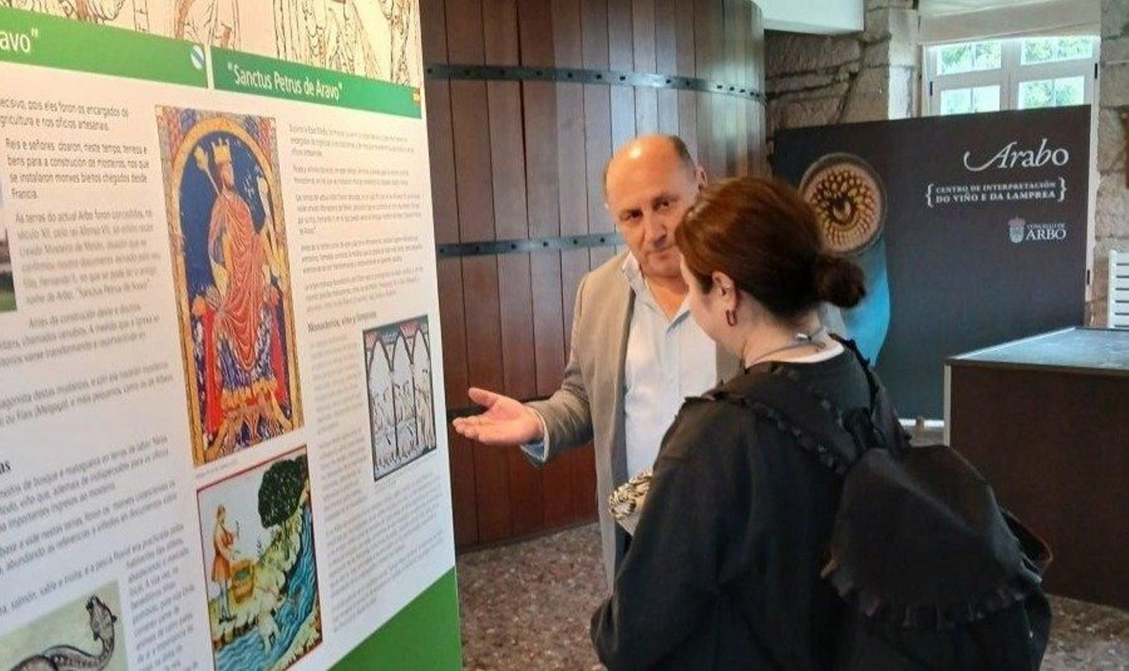 El alcalde, Horacio Gil, con la bloguera japonesa, Eriko, visitando el Museo Arabo, en Arbo.