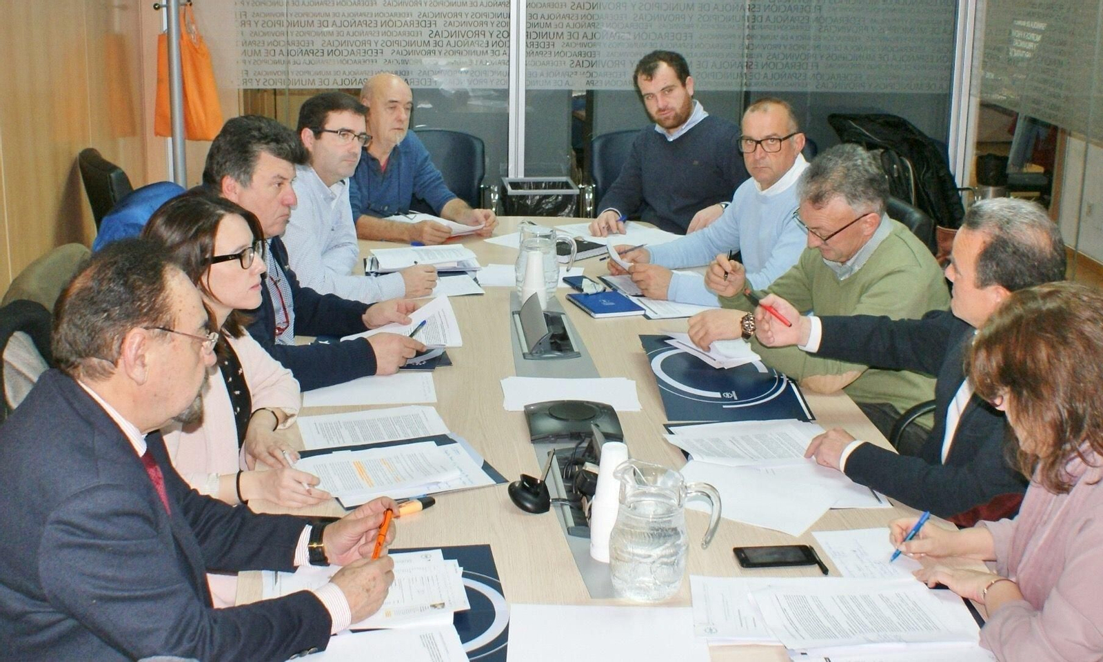 Miguel Domínguez (al fondo 2º por la izqda), en la reunión.