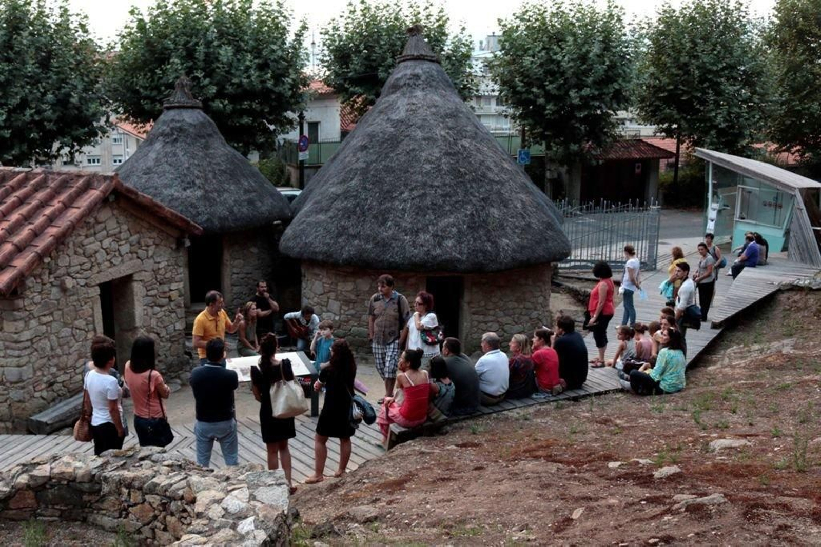 El poblado del monte de O Castro consta de distintas épocas hasta la romanización. Es el único que se encuentra rehabilitado.