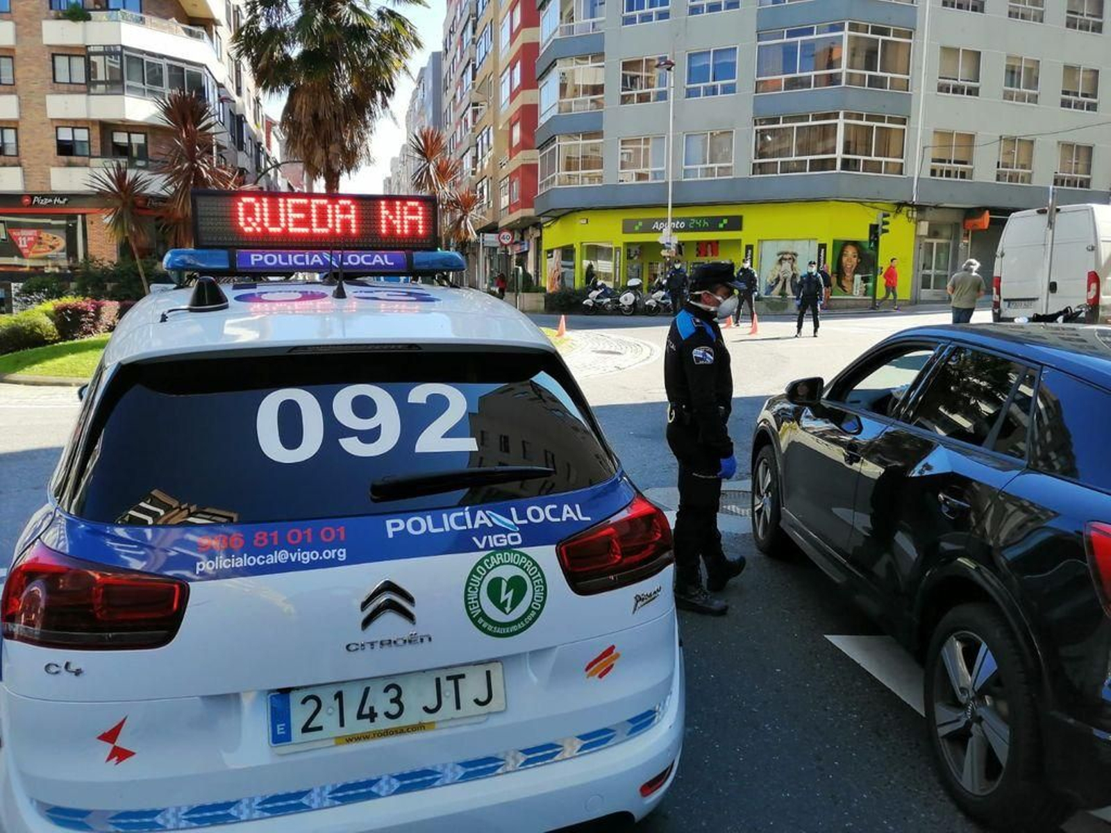 Imagen de un control policial para vigilar el estado de alarma, el pasado mes de marzo en Vigo.