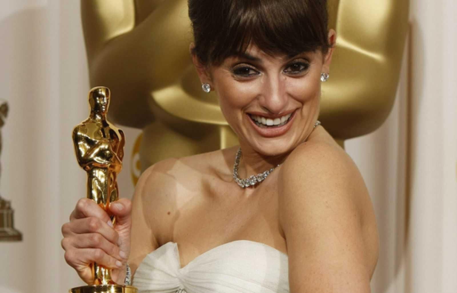 La actriz Penélope Cruz, con el Oscar que ganó en 2009.