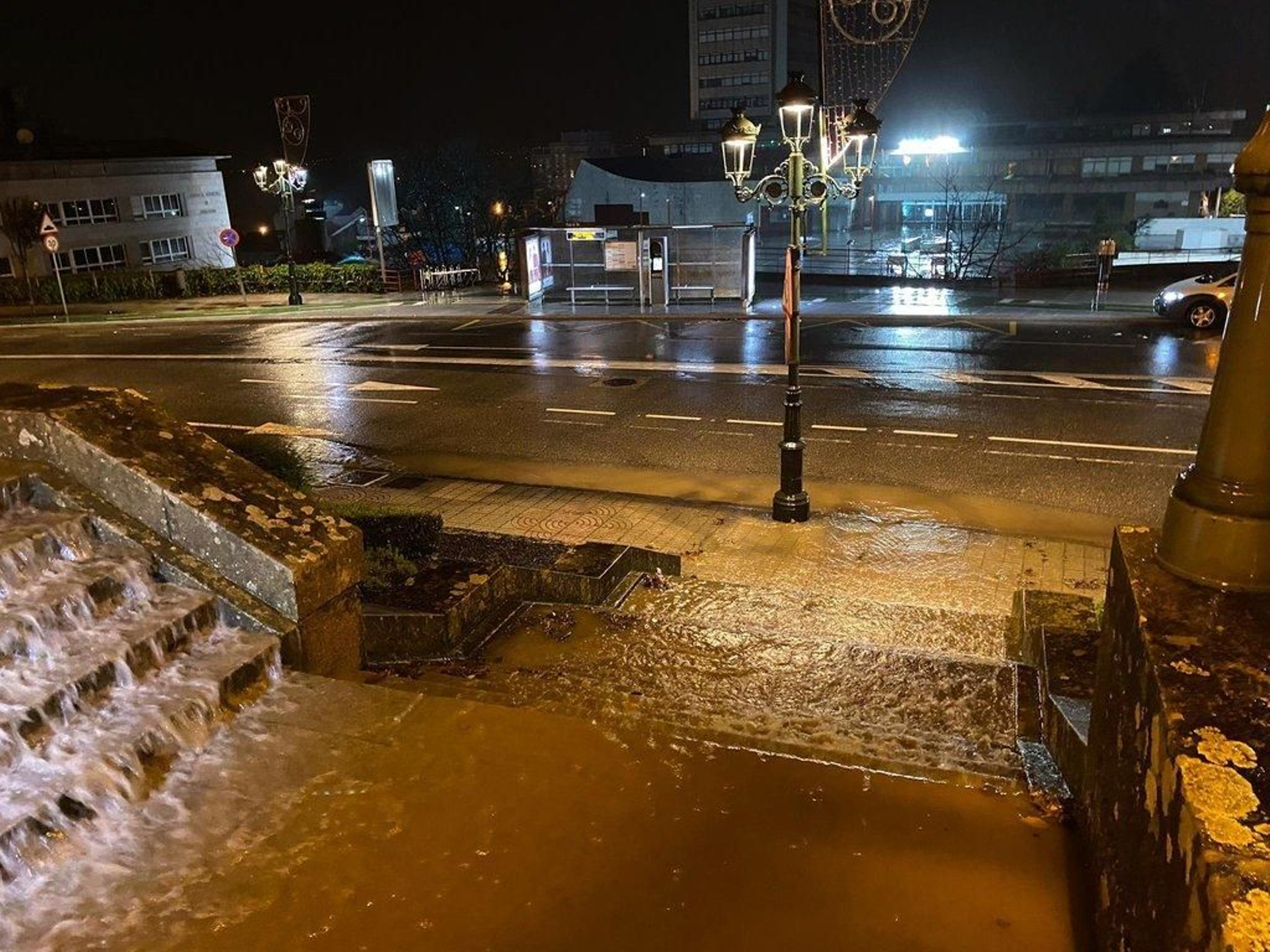 Contenedores desplazados, calles convertidas en auténticas piscinas de agua y el Lagares, en riesgo de desbordamiento, algunas de las secuelas de la borrasca.
