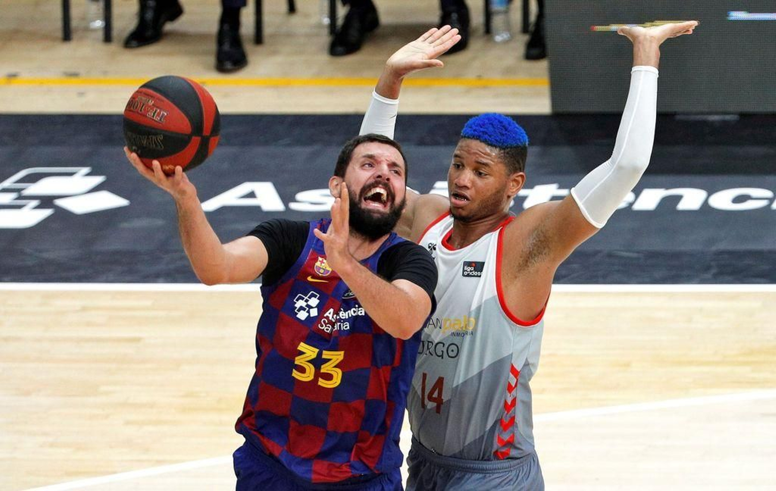 Mirotic lanza a canasta ante Jasiel Rivero en la primera semifinal.