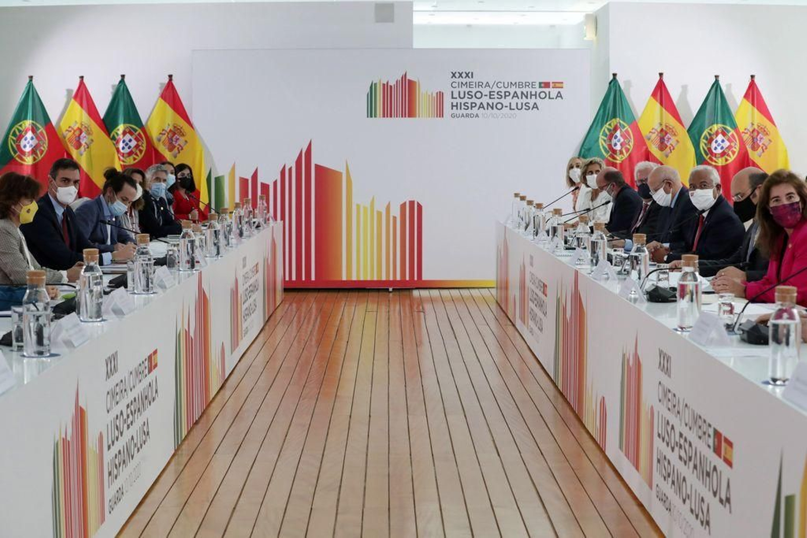 Las delegaciones española y portuguesa durante la cumbre ibérica de Guarda encabezadas por Pedro Sánchez y António Costa.