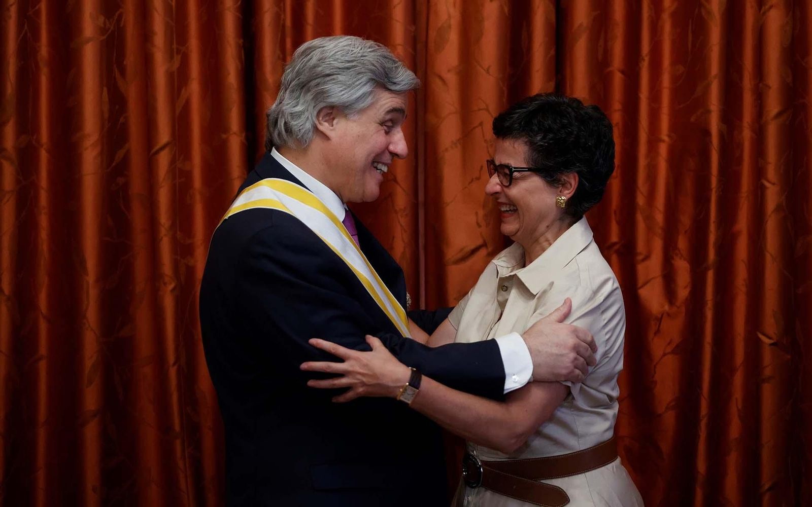 La ministra de Asuntos Exteriores, Arancha González Laya, impone a su homólogo de Uruguay, Francisco Bustillo, la Gran Cruz de Isabel la Católica. EFE/ Mariscal