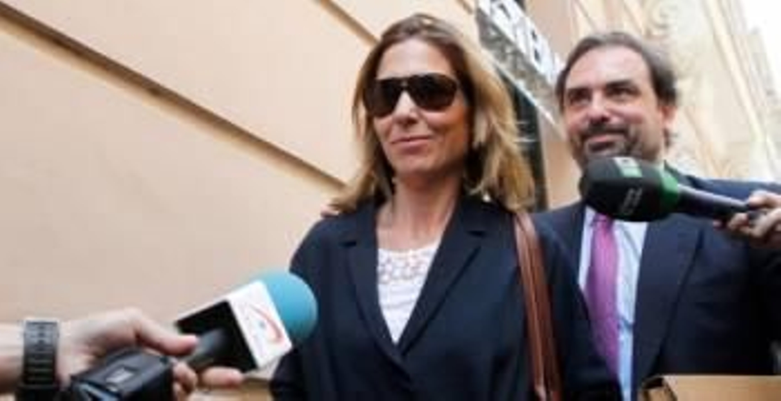 María Ilia García de Sáez Borbón Dos Sicilias, pariente del rey, junto a su abogado, a su salida de la Audiencia Nacional.