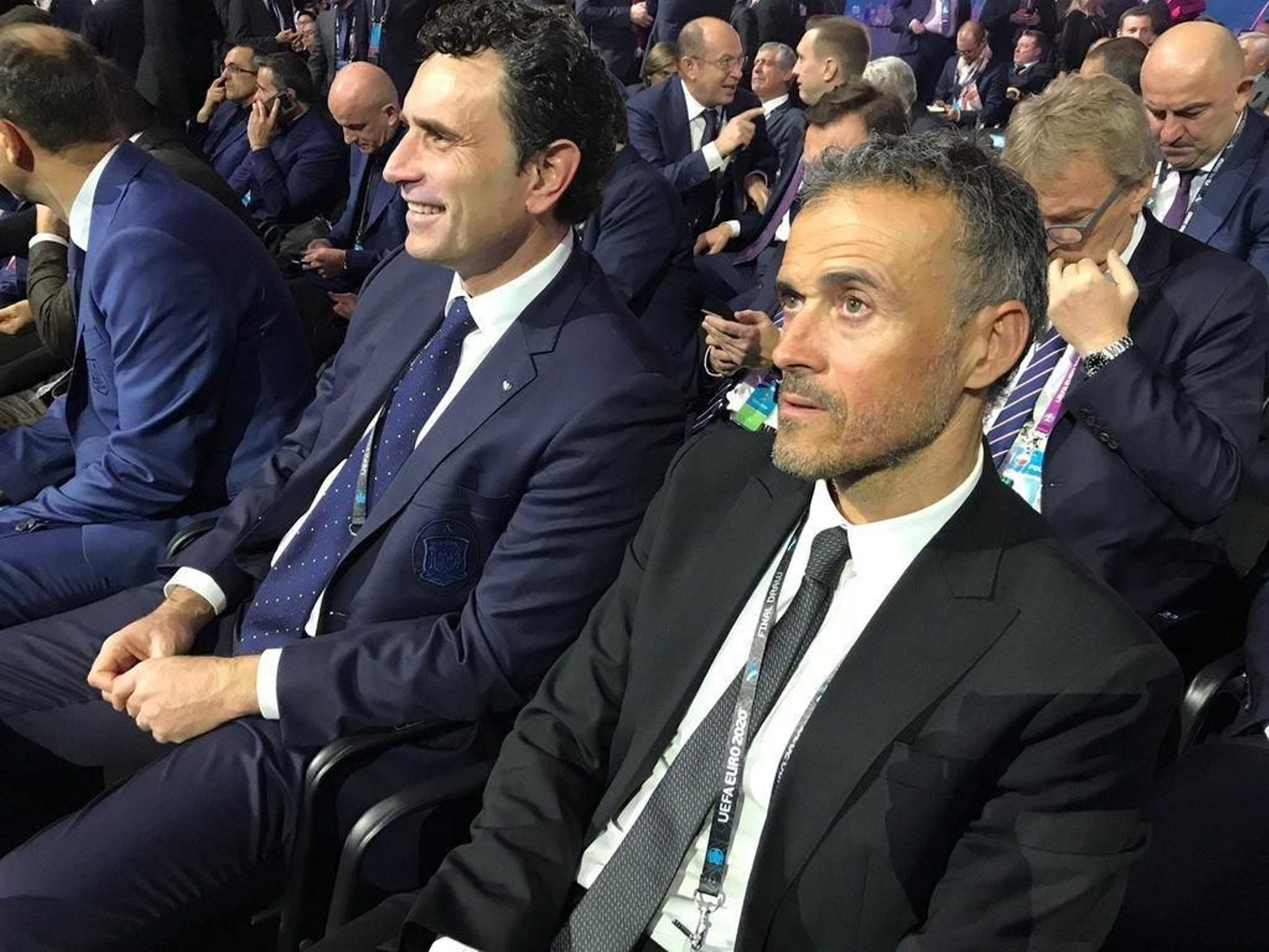 Molina, director deportivo, y Luis Enrique, seleccionador, siguen el sorteo de la Eurocopa celebrado ayer.