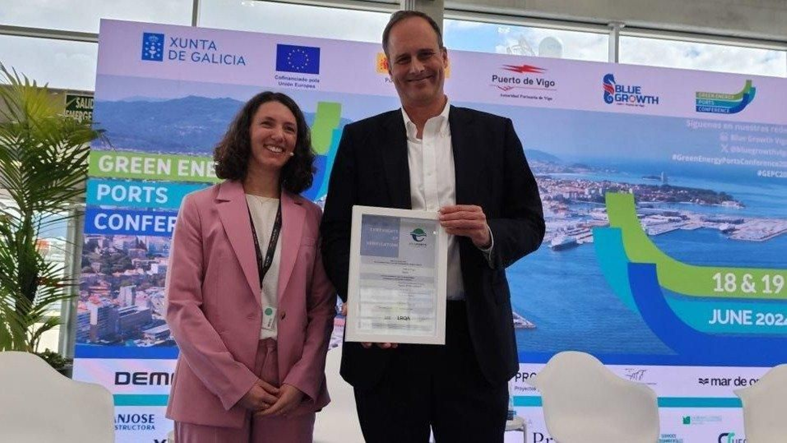 Carlos Botana, con la acreditación entregada ayer.