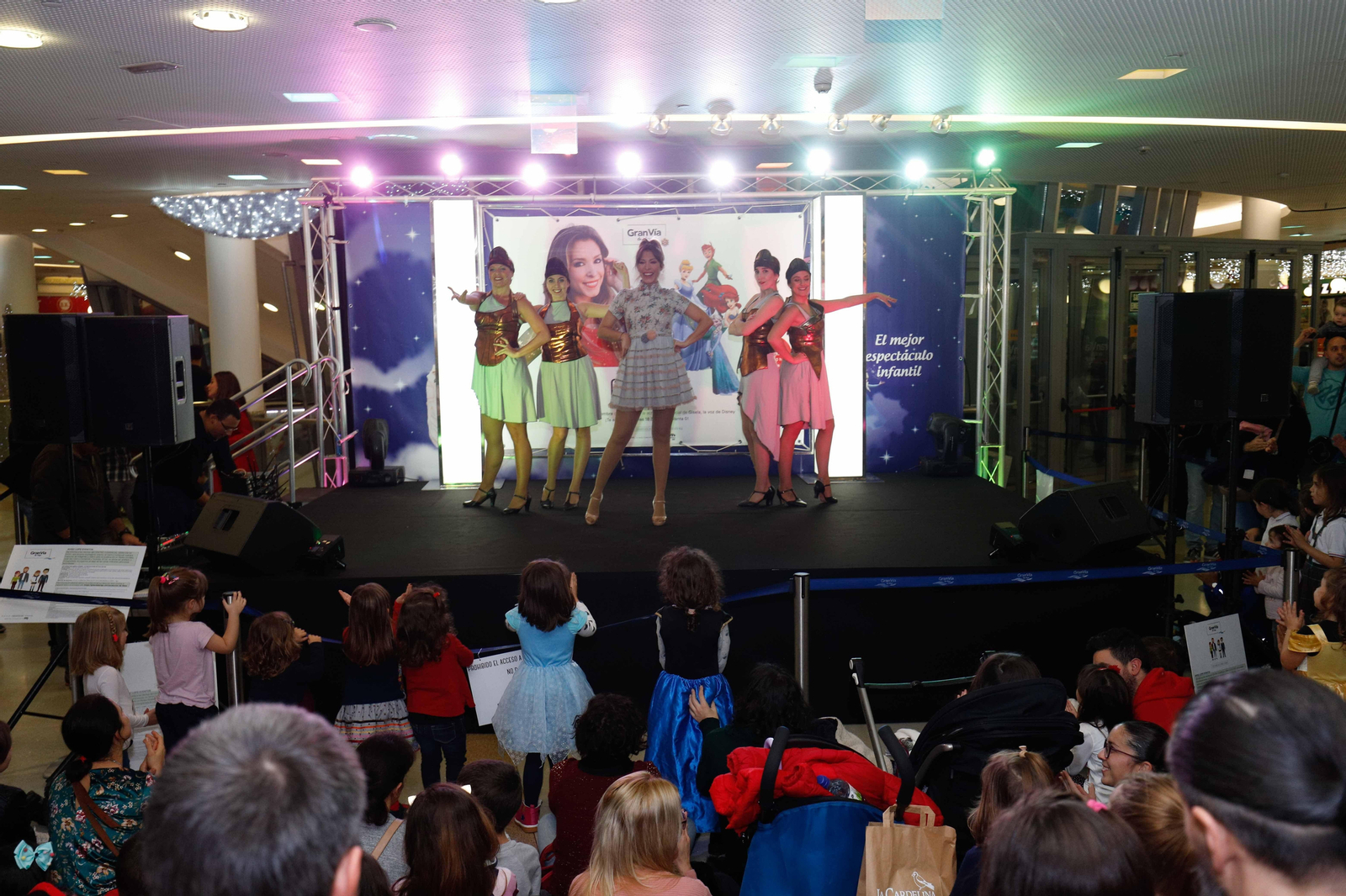 Gisela ofreció un concierto en el centro comercial Gran Vía, dentro de la programación navideña.