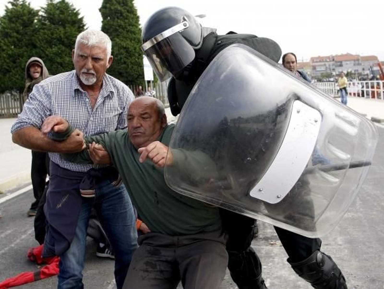 Integrantes del sector mejillonero pertenecientes a Pladimega se han enfrentado a la Policia Nacional. (Foto: Salvador Sas)