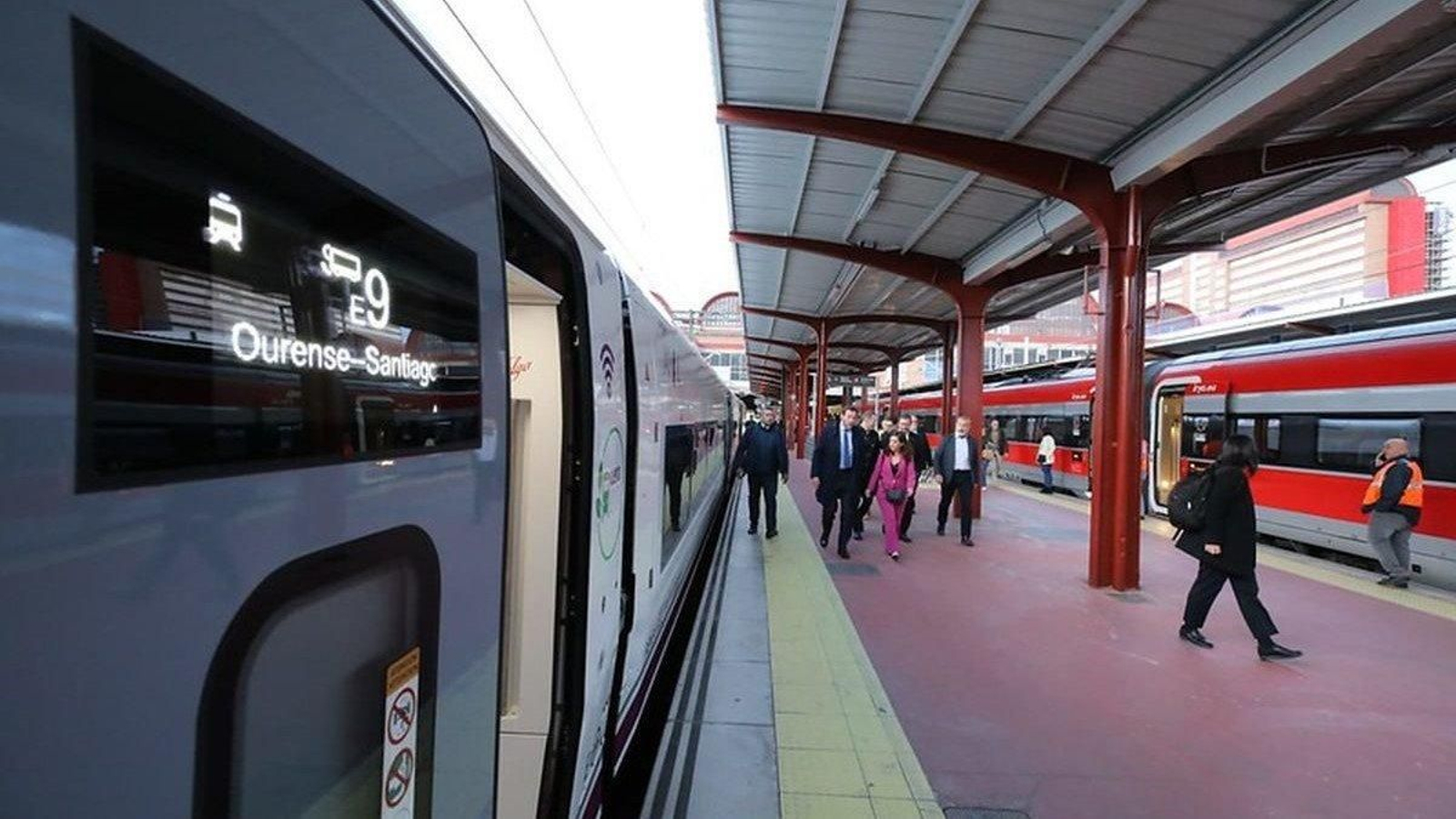 El tren Avril S106 estacionado en A Coruña, con la presencia del ministro de Transportes Óscar Puente y la alcaldesa de A Coruña, Inés Rey.