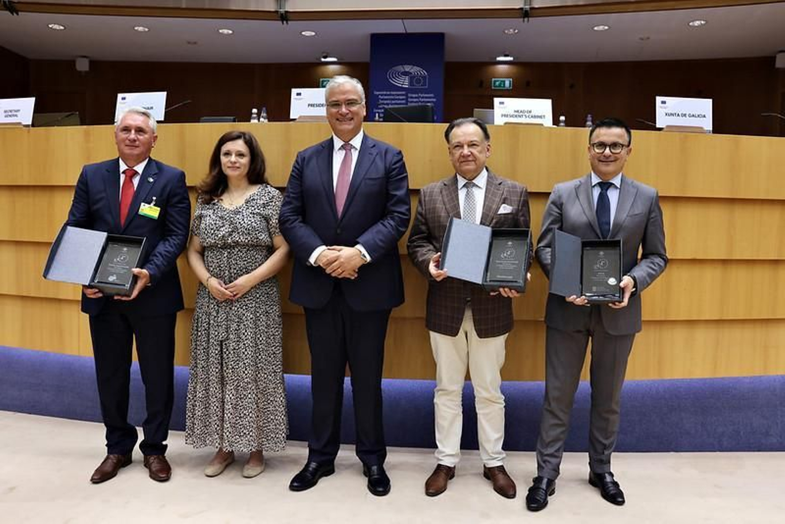 El conselleiro de Empleo, Comercio y Emigración, José González, junto con el secretario general de Empleo y Relaciones Laborales, Pablo Fernández, recogió en Bruselas el premio que reconoce a Galicia como Región Emprendedora Europea 2025.