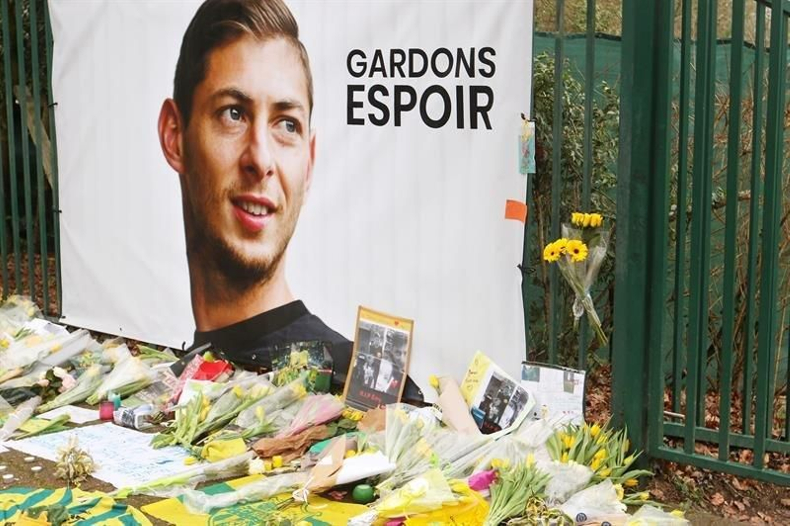 Vista del homenaje al jugador argentino Emiliano Sala en los campos de entrenamiento del FC Nante
