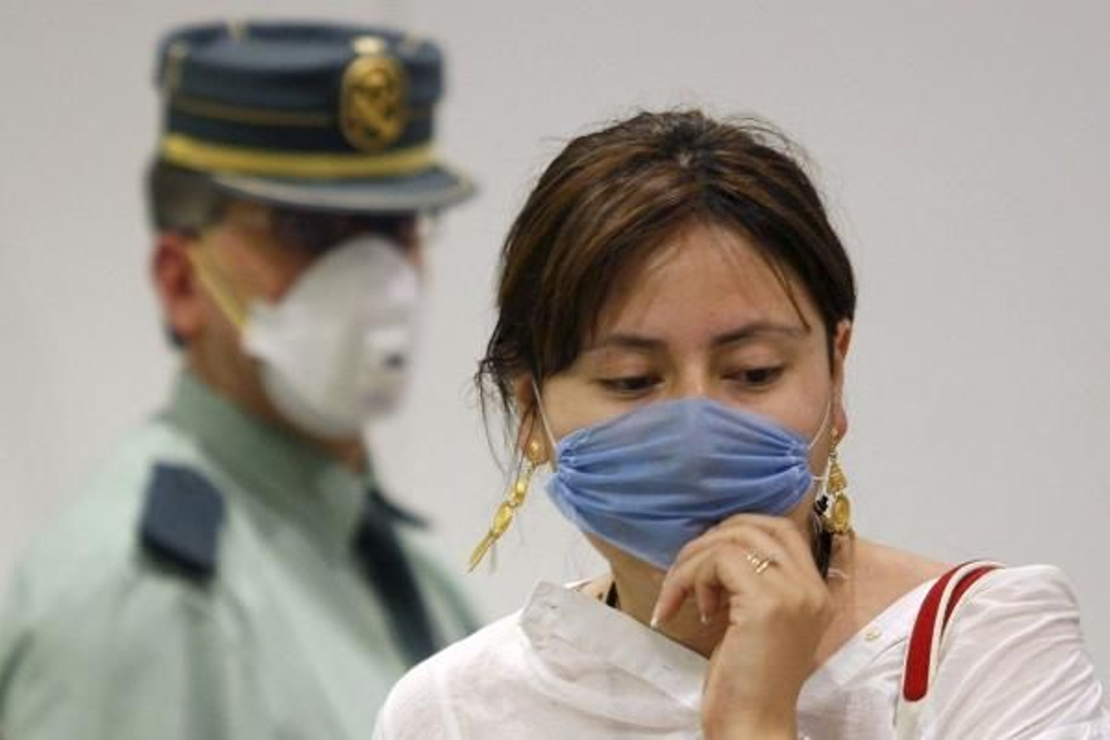 Dos personas se protejen de la nueva pandemia.