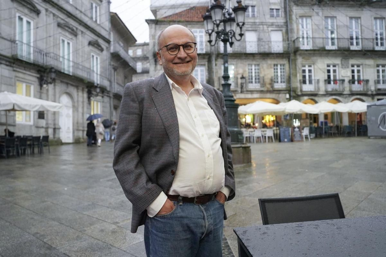 El vigués Abel Losada en la plaza de la Constitución.